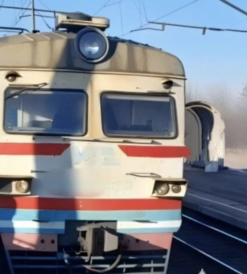 Йшла по коліях в навушниках: на Київщині під колесами потяга загинула 20-річна дівчина