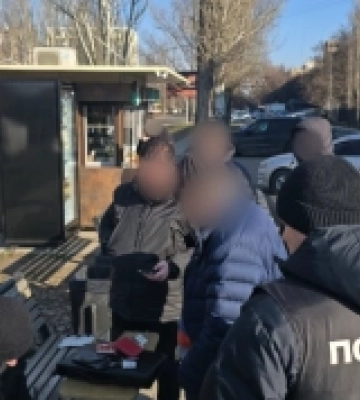 5 000 доларів за вплив на суддівське рішення: під час отримання хабаря в Одесі затримали адвоката