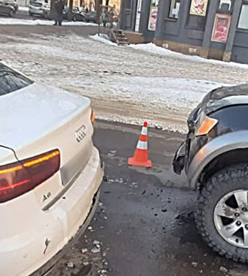У Сумах водій Mitsubishi порушив ПДР і врізався в Audi