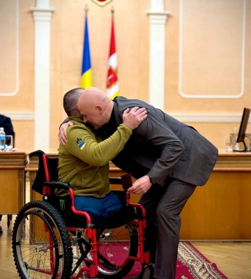 Мер Одеси нагородив учасника зимових Ігор нескорених-2025 Євгена Кауса Почесним знаком «Подяка» 