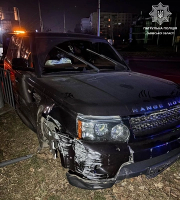 ДТП у Львові: п’яний водій Range Rover пошкодив огородження на Кульпарківській, - ФОТО