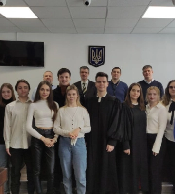Практический опыт для будущих юристов — в Днепропетровском окружном админсуде состоялось модельное судебное заседание, фото