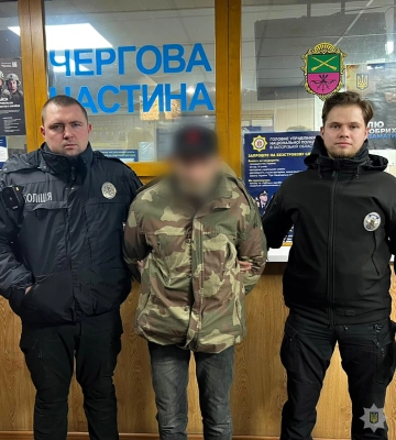 У Запоріжжі поліцейські взяли у кайданки двох вуличних наркозбувачів. ФОТО