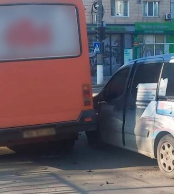 У Кропивницькому легковик зіткнувся з маршруткою 