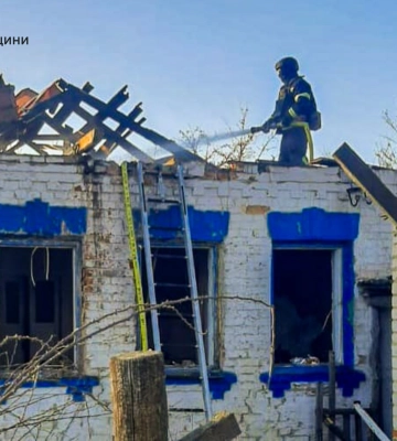 Пожар в частном доме – россияне атаковали дроном село на Харьковщине