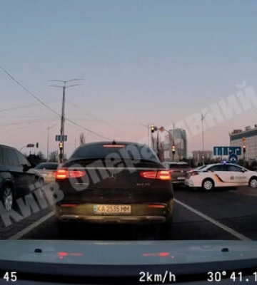 Авто поліції влетіло у Volkswagen і втекло з місця ДТП у Києві: призначено службове розслідування. ВIДЕО