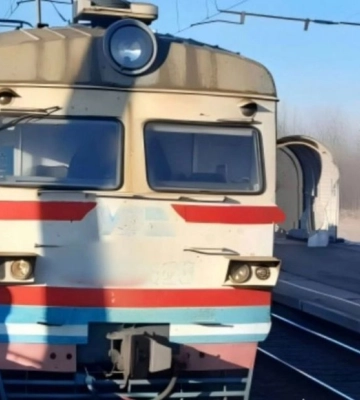 На Київщині потяг збив 20-річну дівчину, яка йшла по залізничних коліях в навушниках