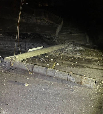 Від удару вирвало двигун: у Луцьку авто влетіло в електроопору. Відео