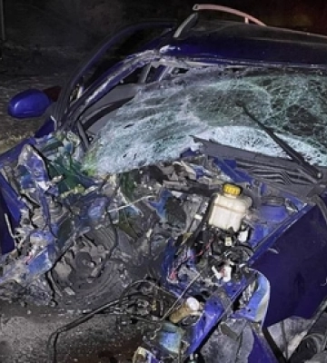 Від удару вирвало двигун: у Луцьку авто влетіло в електроопору. Відео