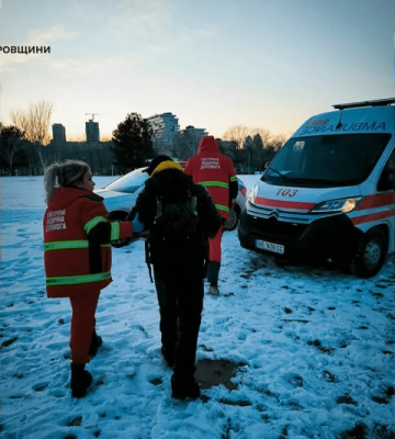 У Дніпрі чоловік виїхав на кригу на велосипеді й ледь не загинув (ФОТО)