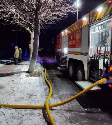 В Овручі, що на Житомирщині, рятувальники встигли винести пенсіонера з палаючого будинку