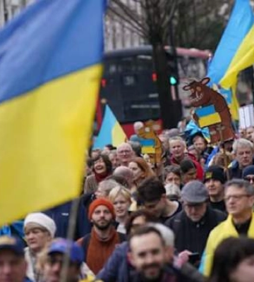 На фоне заявлений Трампа об Украине тысячи людей прошли маршем возле посольства России в Лондоне