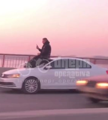 У Дніпрі водій зупинився посеред Центрального мосту, щоб зробити селфі на тлі заходу сонця (ВІДЕО)