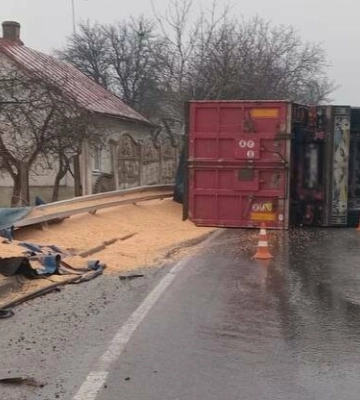 На трасі Львів – Шегині перекинувся зерновоз, рух ускладнений