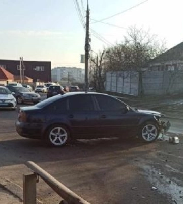 Водій легковина не впоравшись з керування врізався у відбійник