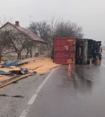 На трасі «Львів – Шегині» перекинулась фура зі зерном