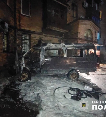 Розбив скло та підпалив бусик - у Кривому Розі повідомлено про підозру злочинцю