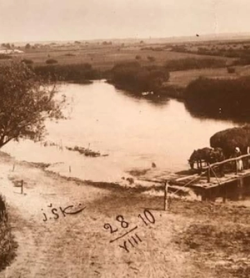 Коні, річка, люди: показали унікальне столітнє фото з села під Луцьком