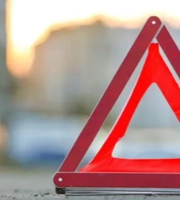 На Волині «Lexus» влетів в електроопору: водія госпіталізували