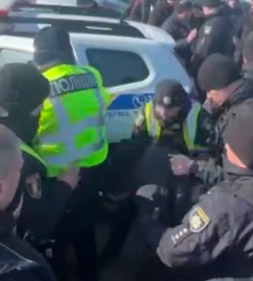Під крики натовпу: у Луцьку біля авторинку патрульні скрутили ухилянта, який був у розшуку. Відео