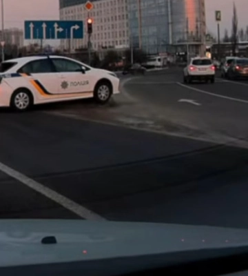 У Києві авто поліції влетіло у позашляховик та втекло з місця ДТП. У поліції обіцяють розібратися