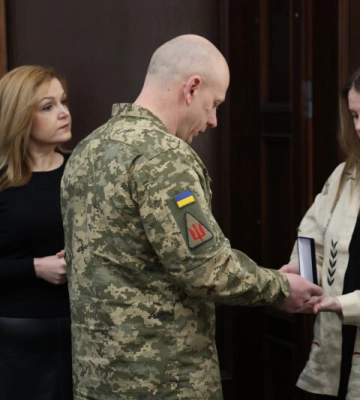 У Луцьку почесні нагороди полеглого Героя Олександра Смурова вручили його рідним