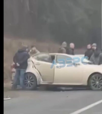 На Волині «Lexus» влетів в електроопору: водія госпіталізували