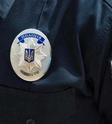 У передмісті Херсона під час евакуації чоловіка поліціянти потрапили під атаку військ РФ. ВІДЕО