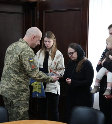 Рідним Героя-лучанина Олександра Смурова вручили його посмертні нагороди