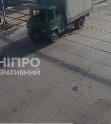 В центре Днепра грузовик протаранил Renault и врезался в столб: видео момента ДТП
