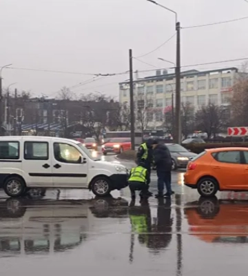 ДТП у Луцьку: на кільці біля «Глобуса» не розминулися легковики