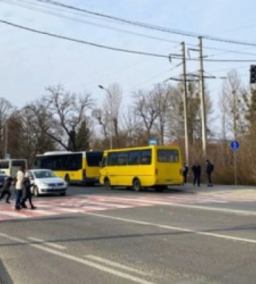 Біля АС-2 у Львові облаштовують нові світлофори