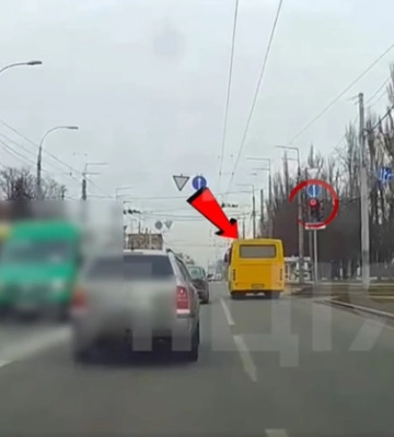 У Києві покарали водія маршрутки, який проїхав перехрестя на червоний сигнал світлофора — відео