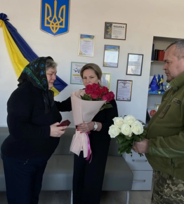 Мамі загиблого військового з Рівненського району вручили його посмертну нагороду
