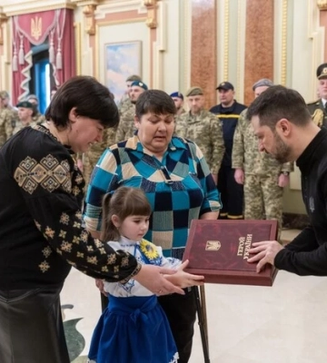 Президент вручив воїнам та рідним полеглих «Золоті Зірки» Героя України