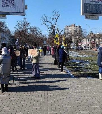 &quot;Скоро повернуся, і ми обіймемося&quot;: у Миколаєві відбулась акція-нагадування про полонених та зниклих безвісти