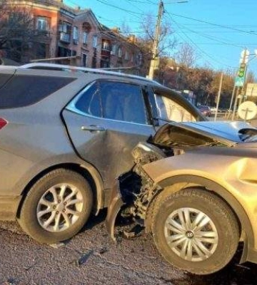 ДТП у Миколаєві: на жвавому перехресті зіткнулись дві автівки