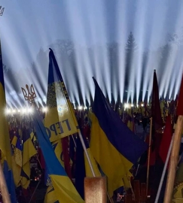 У Львові в небо запустили промені пам’яті над могилами українських Героїв