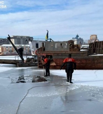 У Києві вранці дістали з річки тіло потопельника (ФОТО)