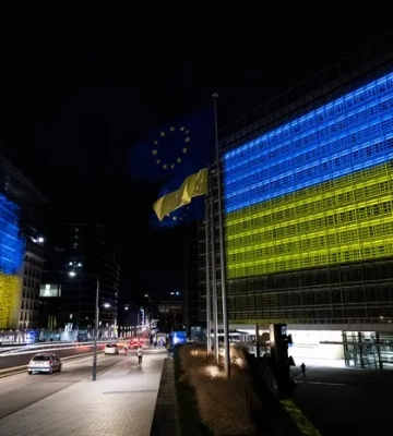 Напередодні річниці вторгнення будівлю Єврокомісії було підсвічено синьо-жовтим кольором