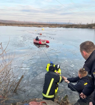 У Хусті врятували чоловіка, який провалився під кригу