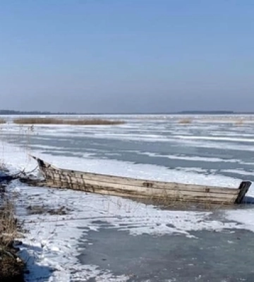 Крижана краса: показали захопливі сонячні кадри Світязя