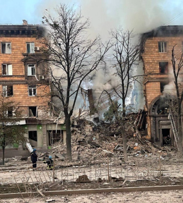 Ракетный удар по Запорожью: под завалами многоэтажки находятся люди