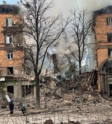 По центру Запорожья выпустили 7 ракет: разрушены жилые дома, люди под завалами