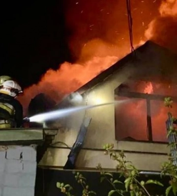 Вночі ворожі снаряди пошкодили будинки мешканців Нікопольського району