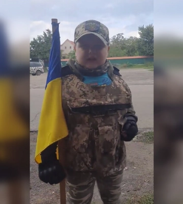 До сліз. Хлопчик з прифронтового селища зустрічає бійців та співає їм пісні (відео)
