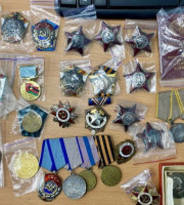 Київські митники вилучили 40 орденів та медалей, які хотіли відправити експрес поштою до Китаю