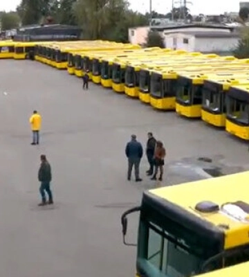Киев передал Днепру 30 автобусов и 10 из них загрузил гумпомощью, - Кличко. ВИДЕО