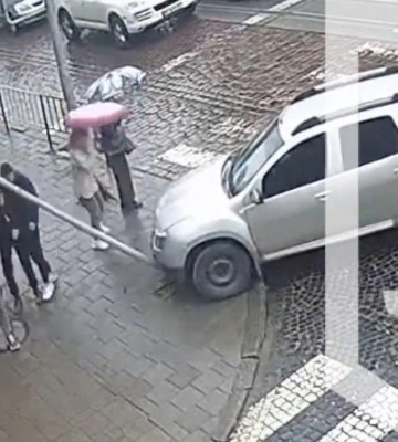ДТП у Львові на перехресті вулиць: пішоходи врятувалися (відео)
