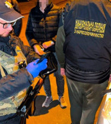 Столичні правоохоронці затримали жінку, яка займалась збутом наркотиків у Києві
